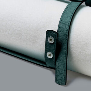 slide 4 Otello Throw Holder