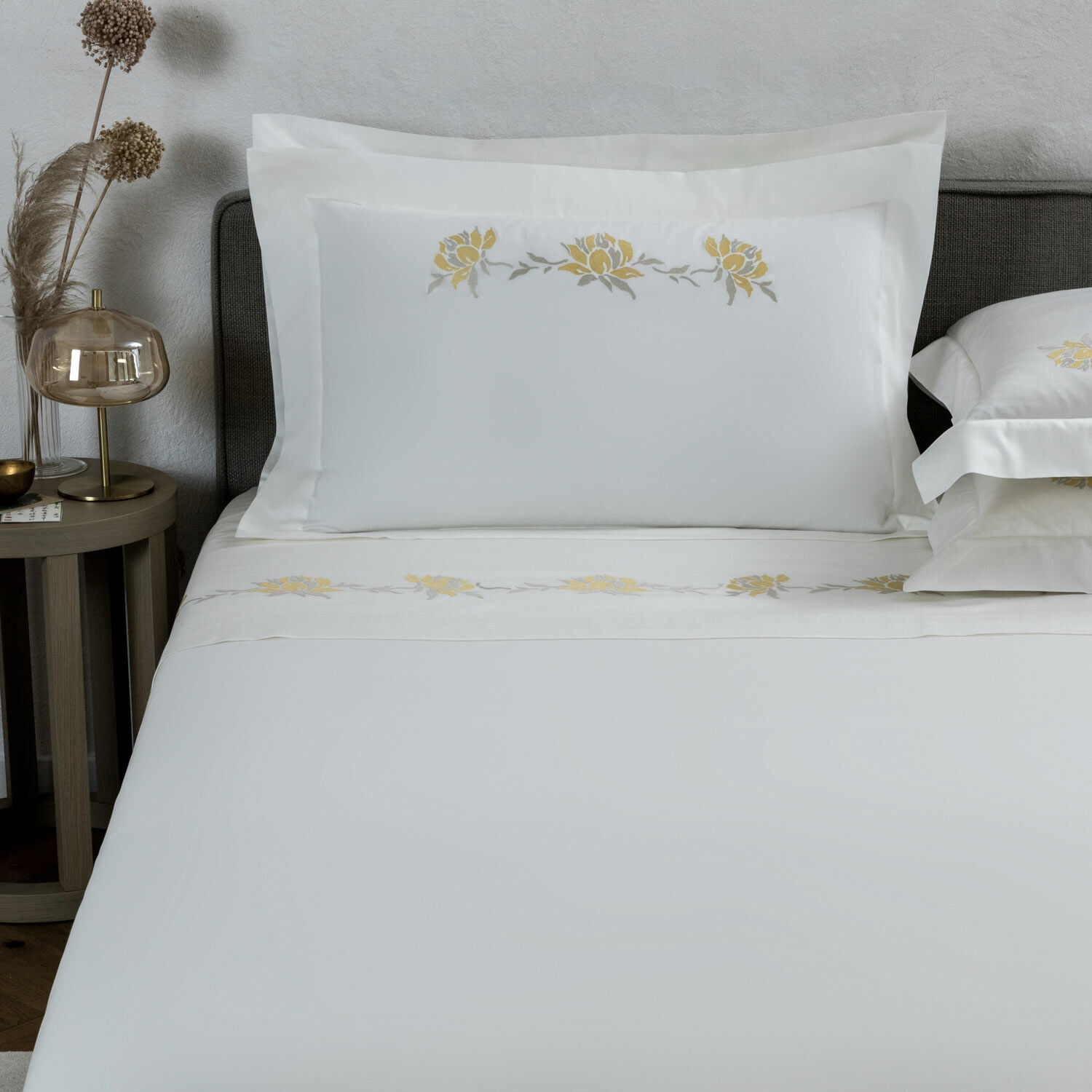 slide 2 Peonia Embroidered Sheet Set