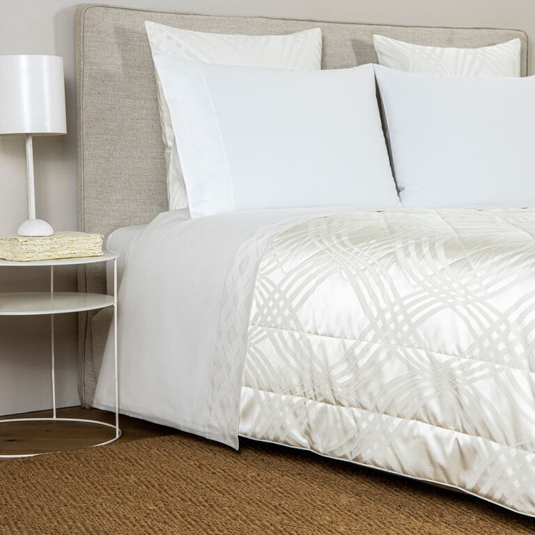 slide 2 Luxury Gant Light Quilt