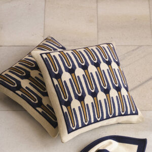 slide 5 Deco Cushion 006