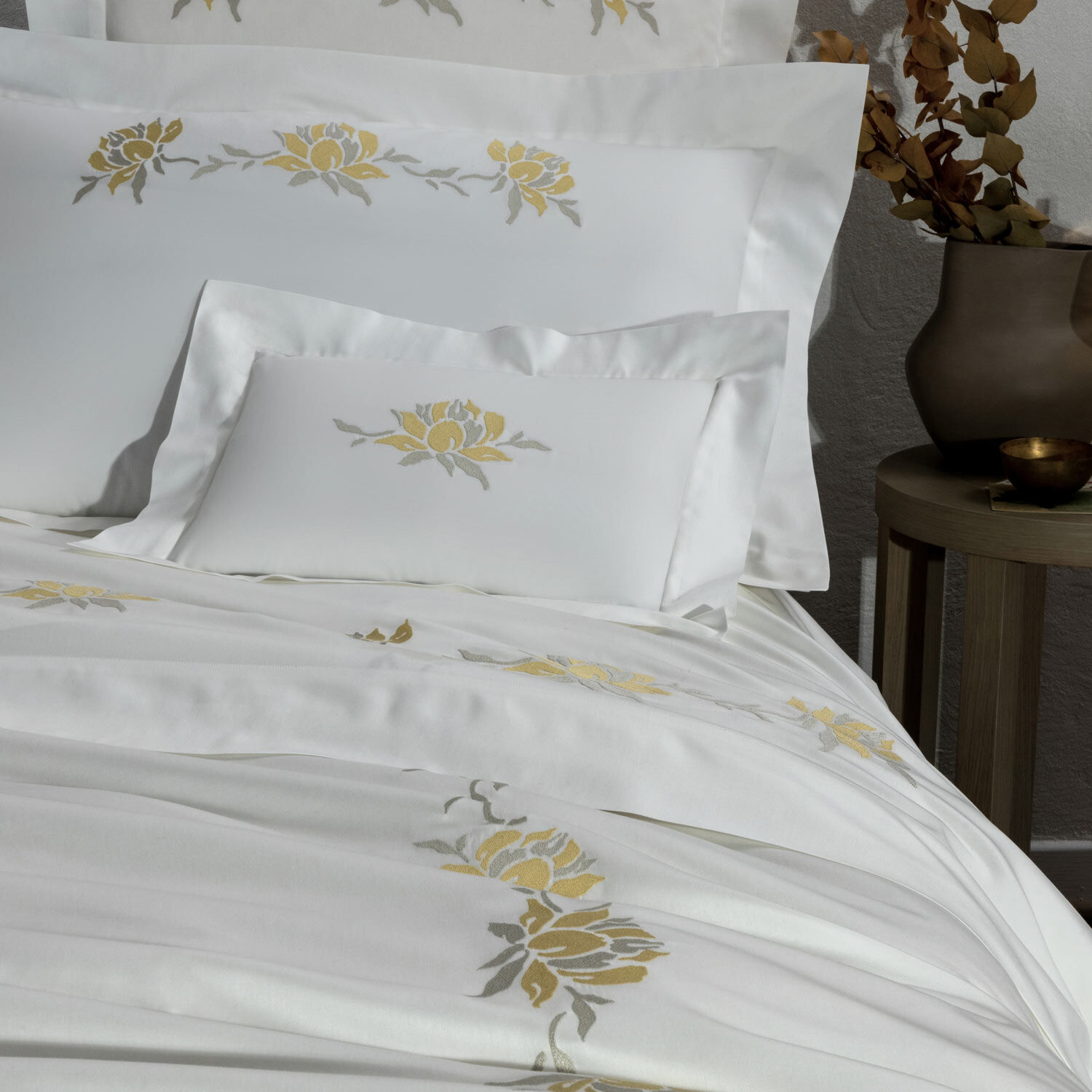 slide 5 Peonia Embroidered Sheet Set