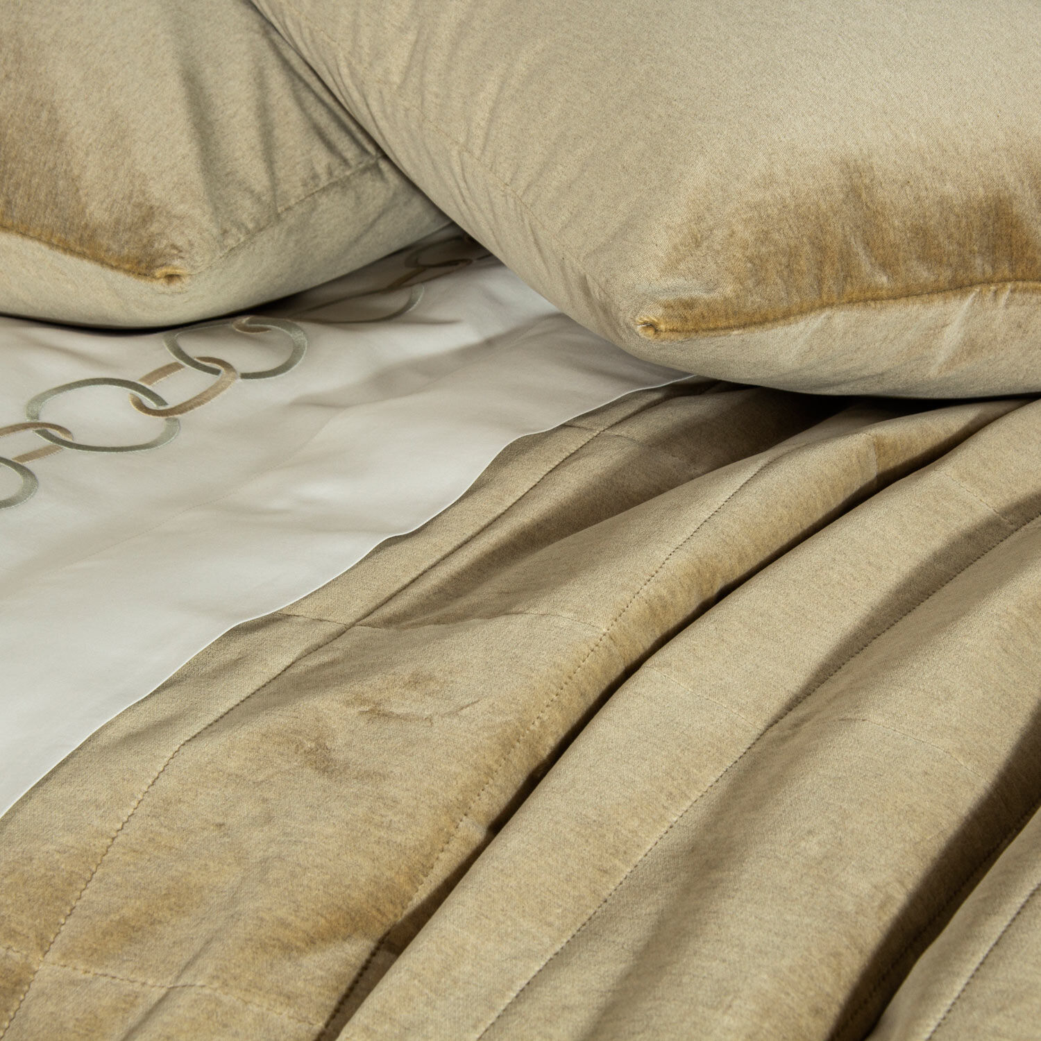 Luxury Cashmere Velvet Light Quilt Frette