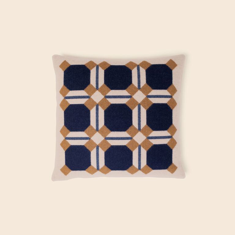 slide 1 Deco Cushion 004