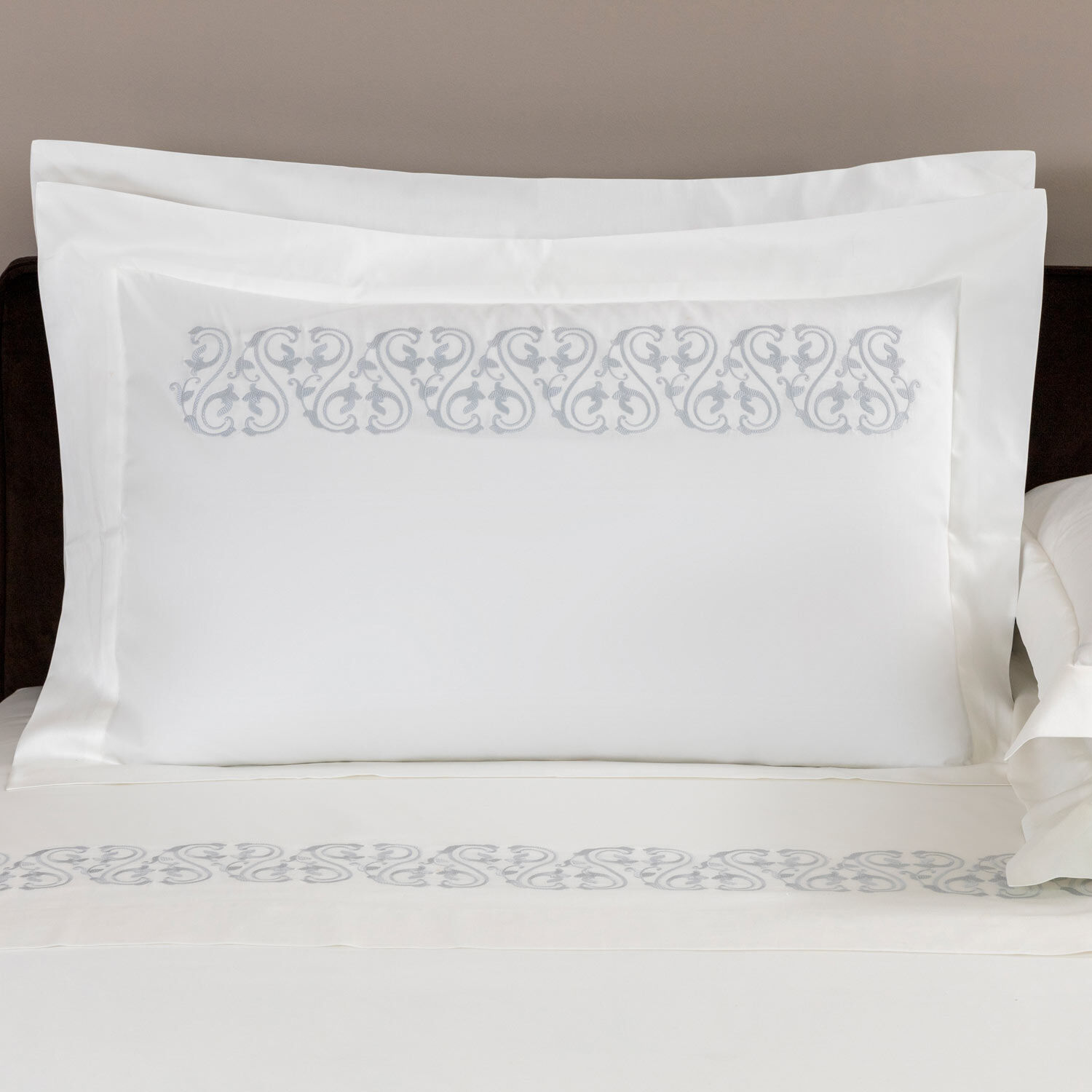 https://www.frette.com/dw/image/v2/BCMC_PRD/on/demandware.static/-/Sites-frette-master-catalog/default/dw54653bf7/images/large/3FR6571E0700_BZ69_01.jpg