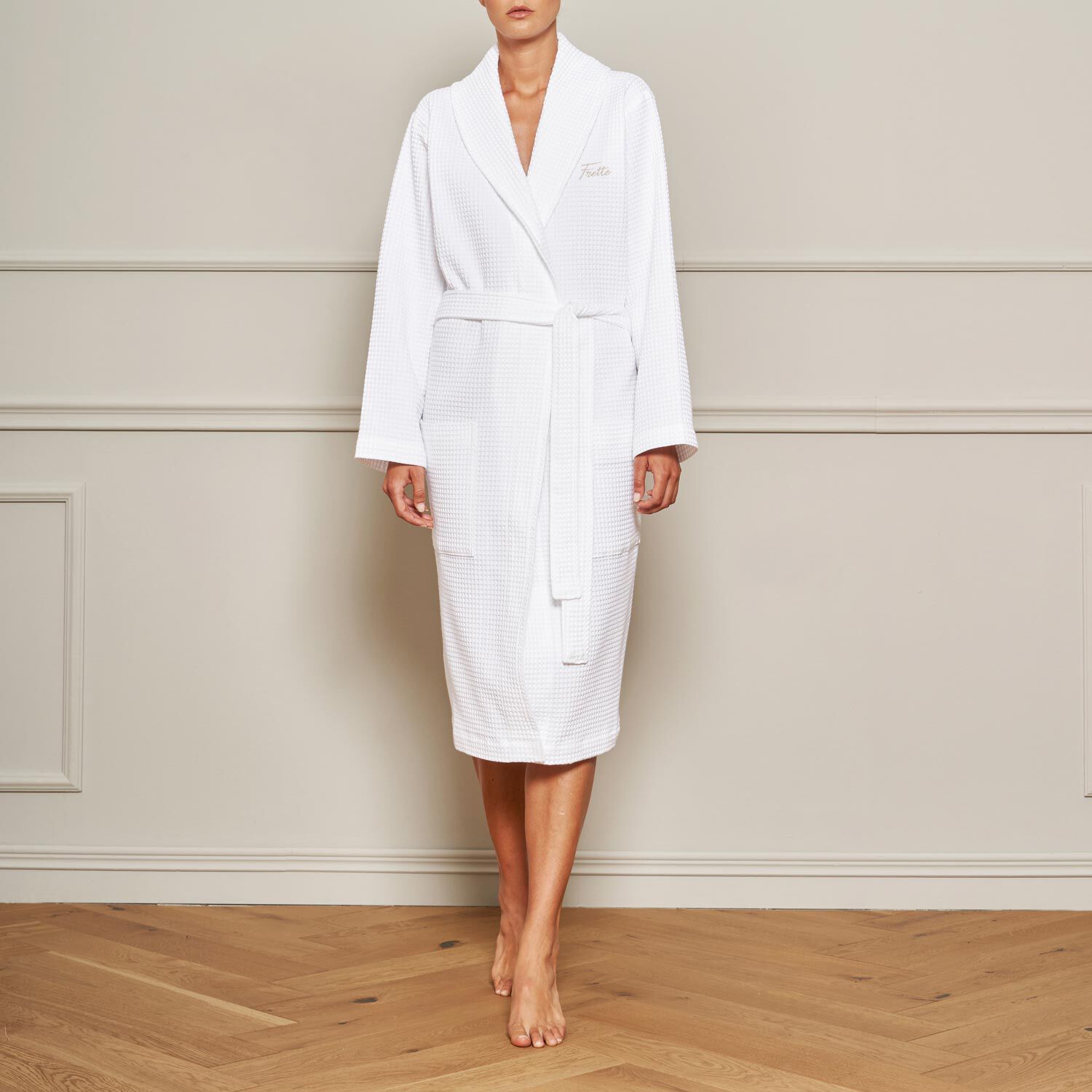 logo-embroidered bathrobe in white