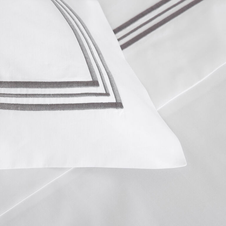 slide 3 Triplo Bourdon Boudoir Sham