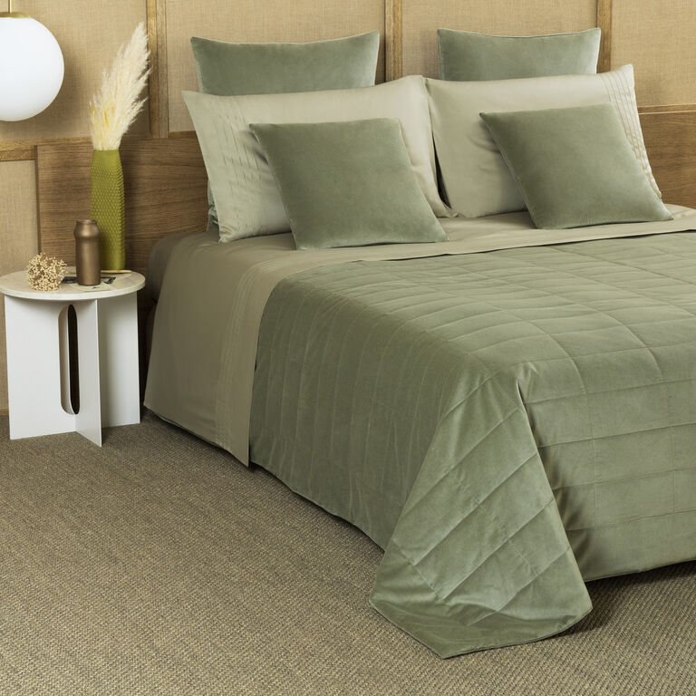 slide 4 Luxury Cashmere Velvet Light Quilt