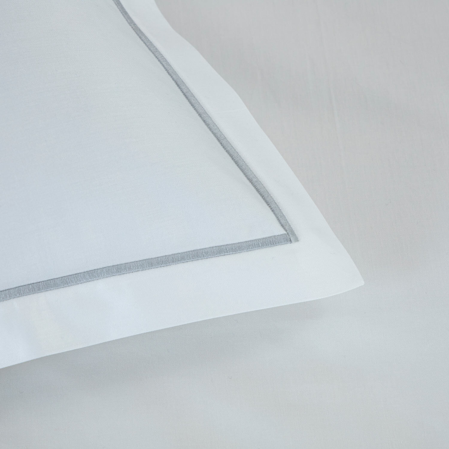 slide 2 Camelia Sheet Set White/Cliff