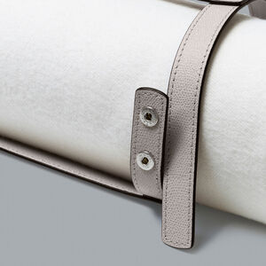 slide 4 Otello Throw Holder