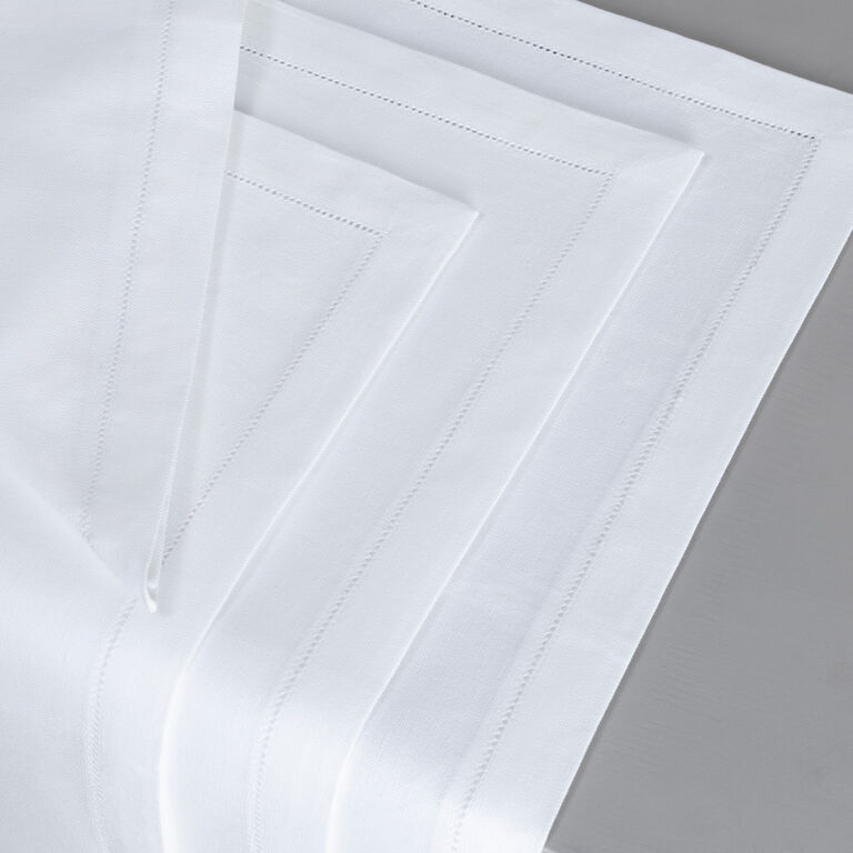 slide 4 Artistry Ajour Napkins Set