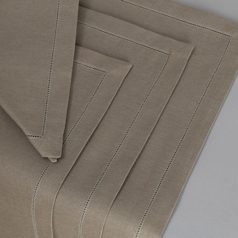 slide 4 Artistry Ajour Napkins Set