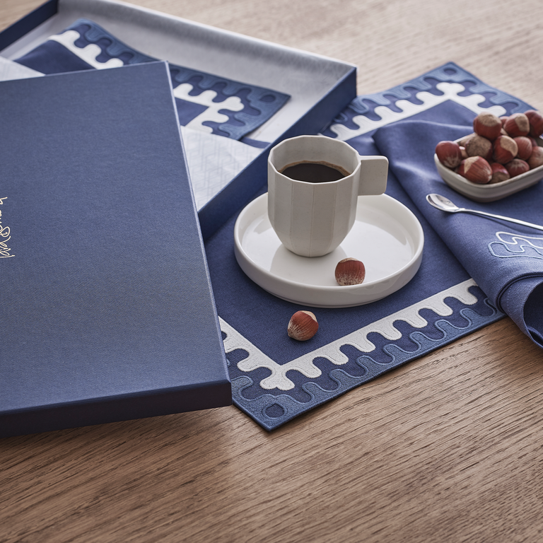 slide 3 Modernism Forma Placemat and Napkins Set